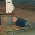 Julian aan het spelen op het strand.